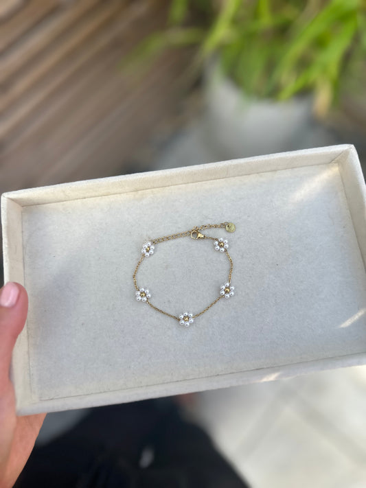 White Daisy Bracelet